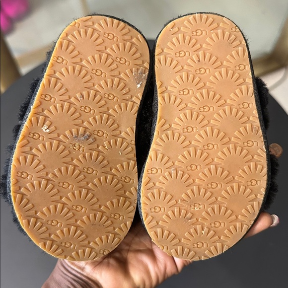 UGG Kids Fluffy Black Slippers - Picture 5 of 6